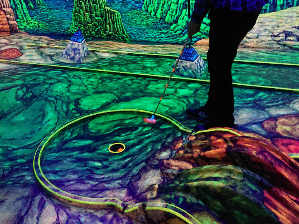 3D Black Light Mini Golf | Hole In
