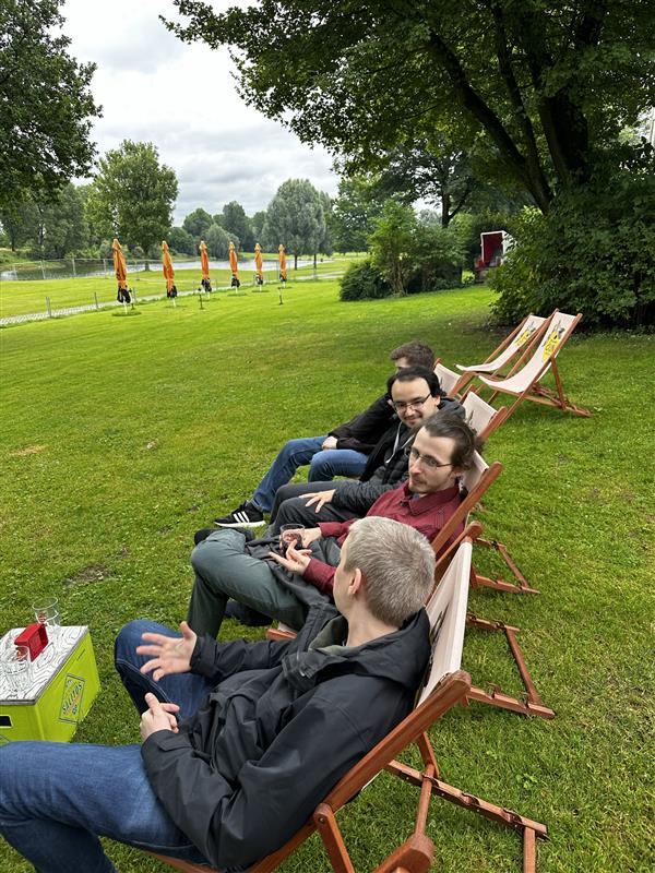 Teammitglieder entspannen auf Liegestühlen